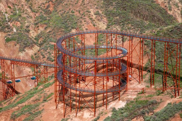 中国经济样本观察·“镇”了不起丨种粮不灵、“种草”很行!这个小镇“水墨丹霞”出圈了