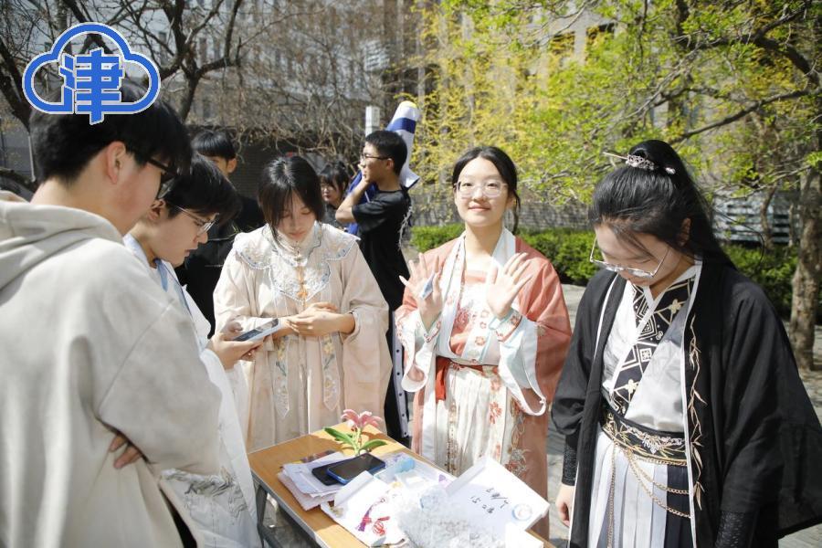 天津南开崇化中学2025年“海棠季”游园活动拉开帷幕