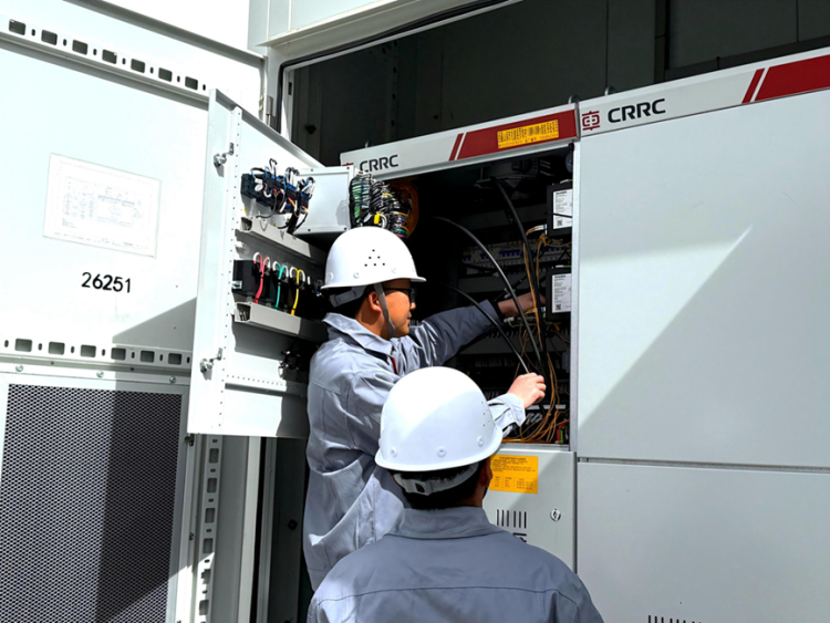 新春走基层|高原之上,“蓝板”锁黄沙