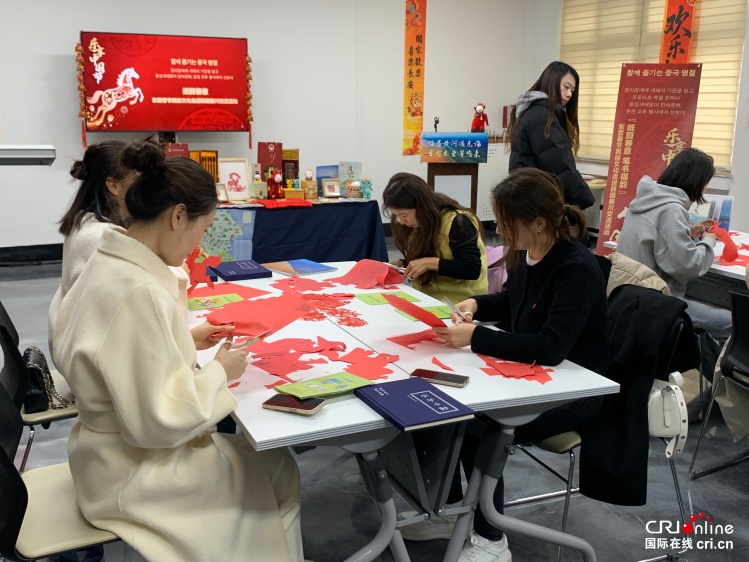 【Hi, Shandong】Chinese New Year at Your Fingertips: Dongying's Intangible Cultural Heritage Shines with a Spring Festival Paper-Cutting Show in Chuncheon, South Korea_fororder_IMG_9542