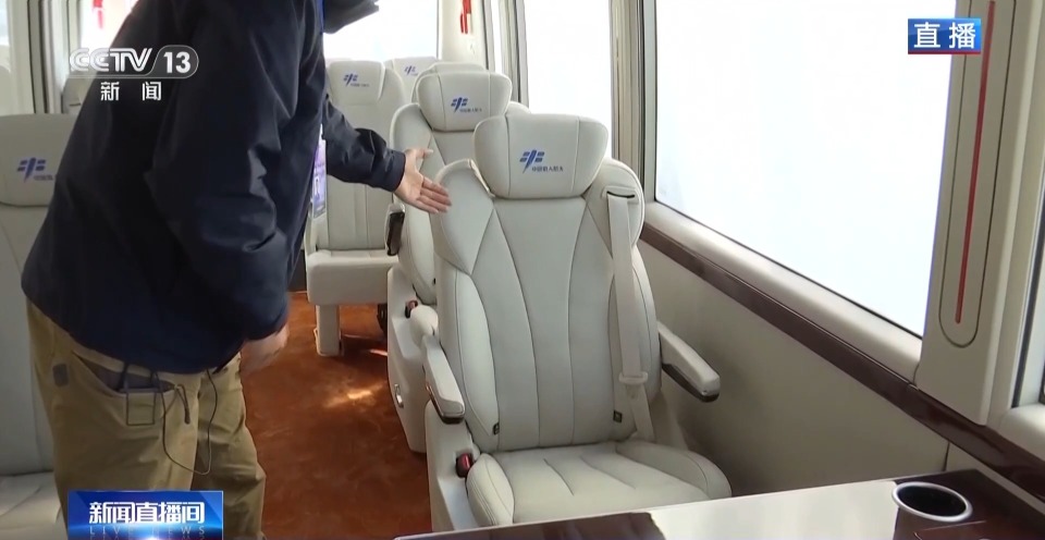 视频丨神舟二十一号明日发射 总台记者探访全新航天员转运车