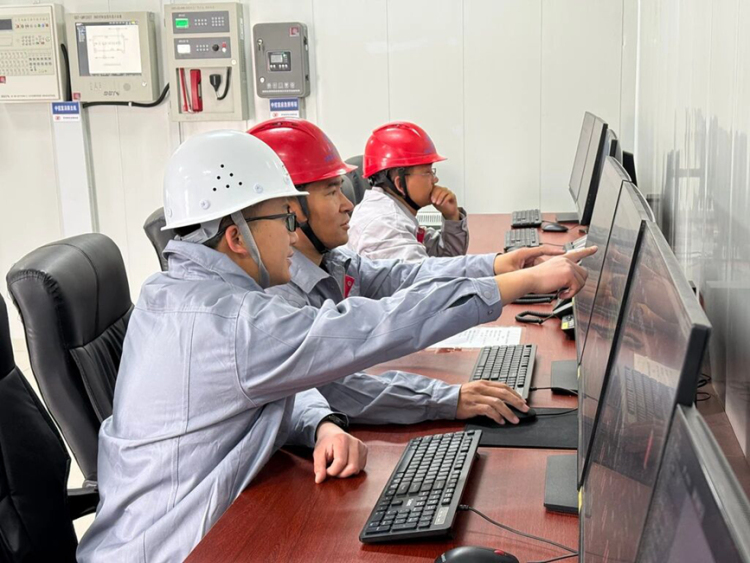 新春走基层|高原之上,“蓝板”锁黄沙