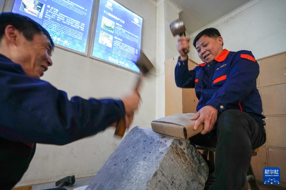 新春走基层丨江苏南京:金箔焕彩 策马迎春_fororder_20260212_091420_008