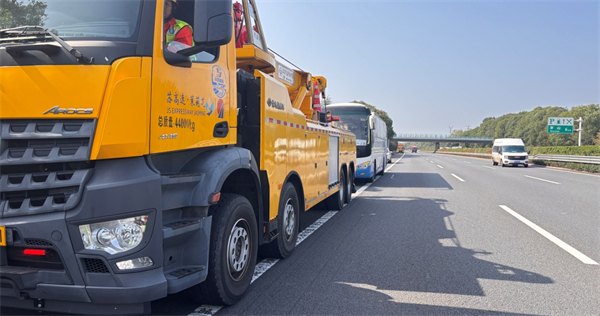 江苏省交通综合执法局沿江支队第四大队温心服务抛锚大客车获好评_fororder_20