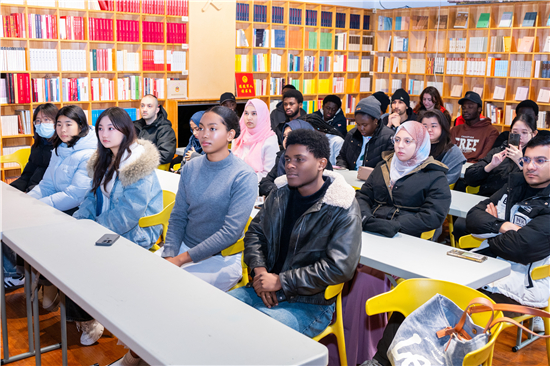 中外青年共书甲骨文 南京小红梅见证“友好和平”文明对话_fororder_微信图片_20251216170052