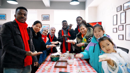 淮安留学生走进社区体验新春年俗_fororder_微信图片_20260218122451_29_18 - 副本