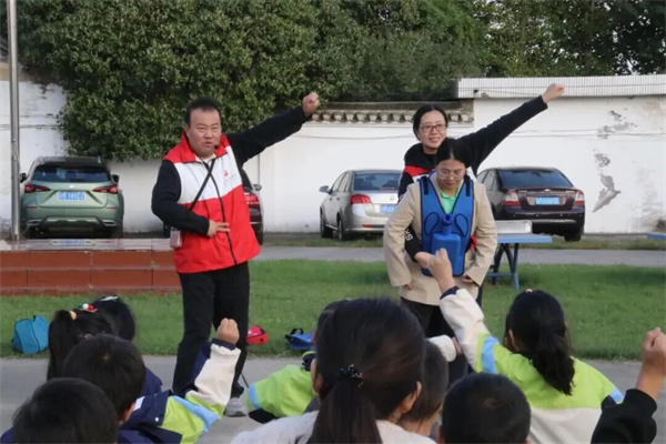 民盟泰州市委会联合市体育局、市体彩中心开展体彩公益助学暨“烛光教育”活动_fororder_25