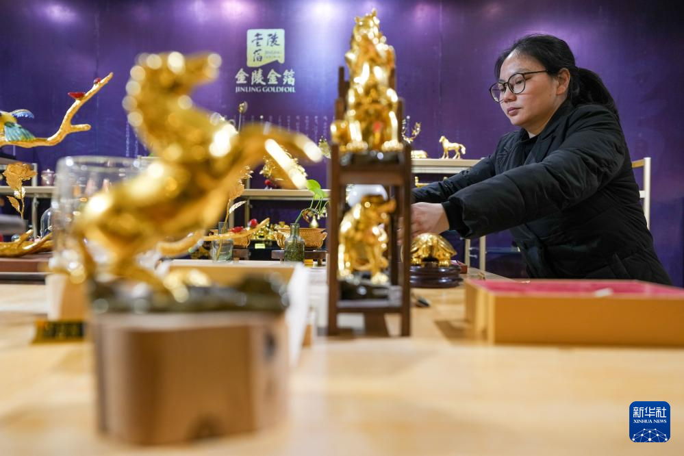 新春走基层丨江苏南京:金箔焕彩 策马迎春_fororder_20260212_091420_004