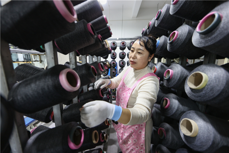 江苏连云港:赶制出口订单产品_fororder_20251104_092512_000