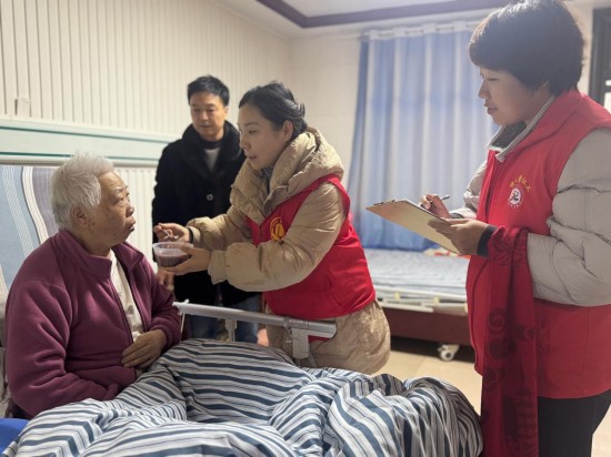 盐城市社会组织孵化基地:情暖腊八 敬老情长_fororder_图片 2