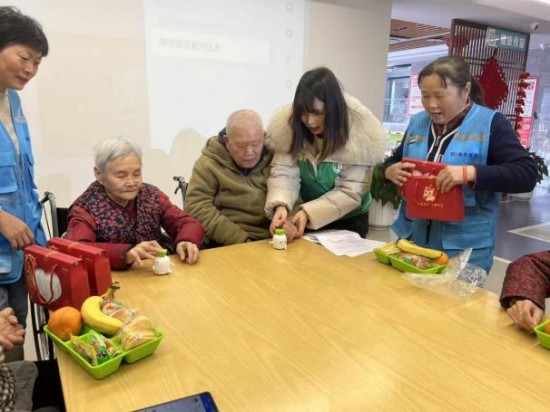 盐城亭湖:长者拓福迎新年 传统文化暖人心_fororder_图片 2