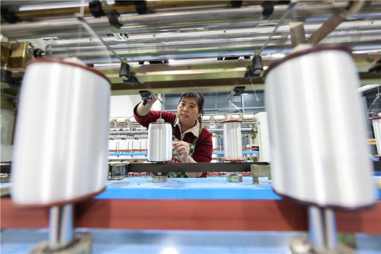 江苏连云港:赶制出口订单产品_fororder_20251104_092512_005