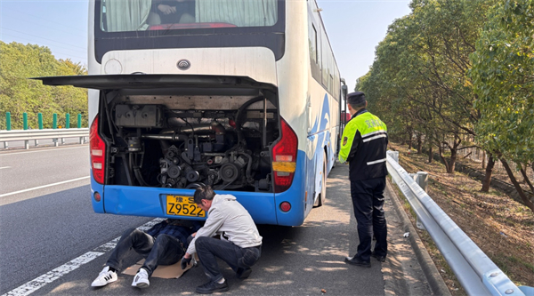 江苏省交通综合执法局沿江支队第四大队温心服务抛锚大客车获好评_fororder_19