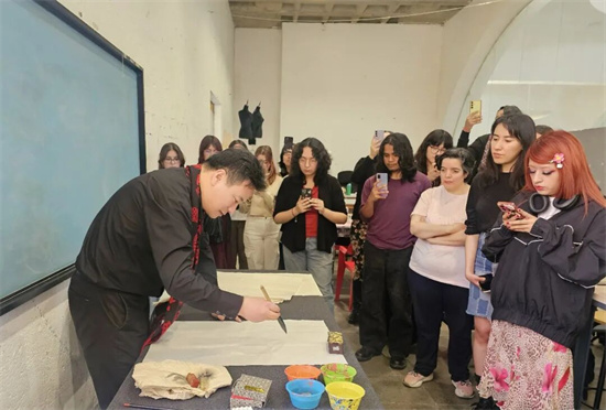 墨彩同辉 美美与共——翟优应邀走进墨西哥国立绘画雕塑及版画学校开展中国画讲学_fororder_640 (1)