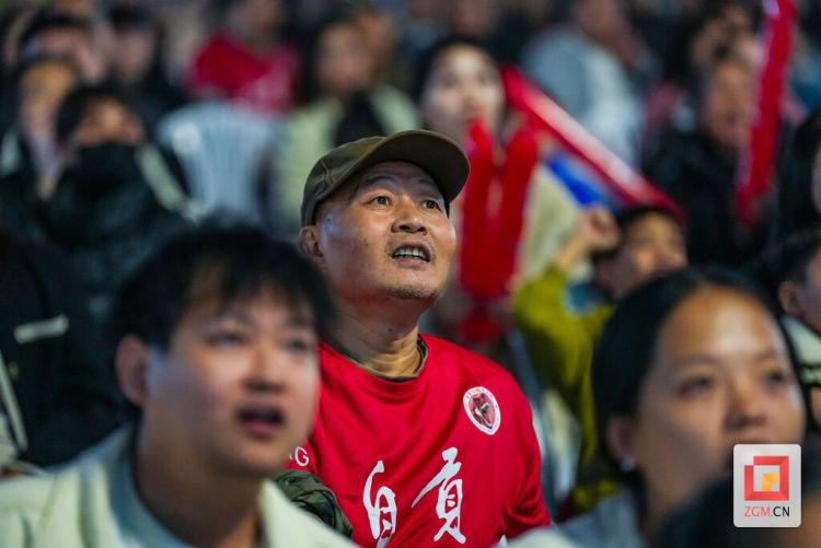 自贡高新区川超第二观赛现场:“逆风翻盘”引百人狂欢,“拐杖哥”举杖助威成焦点
