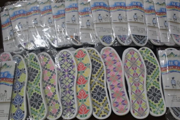 遂宁经开公安:居民耗时近一年制30双鞋垫赠民警 双向奔赴的温暖治愈人心