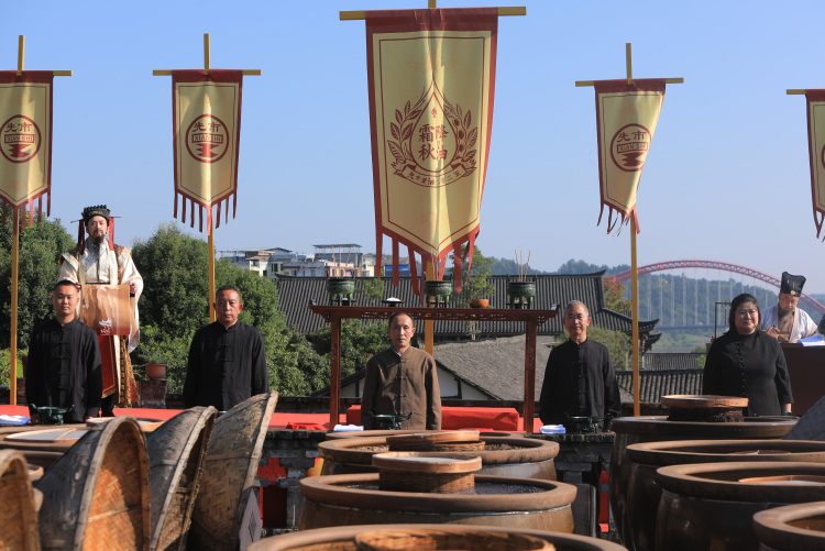 头道秋油揭缸时 先市酱油霜降大典以古法致敬自然_fororder_祭拜酱祖仪式现场(摄影-王易)