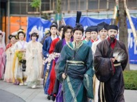 非遗、汉服、旱地龙舟，宜宾端午国风集首日人潮如织
