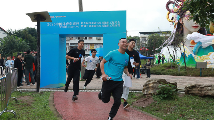 自贡沿滩区:272名选手穿梭千年盐镇 仙市古镇上演速度与智慧较量_fororder_3活动现场