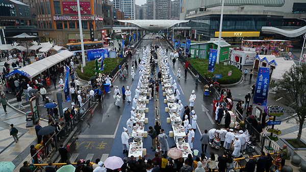 自贡:百名达人同烹冷吃兔 麻辣鲜香飘满盐都街头_fororder_1活动现场