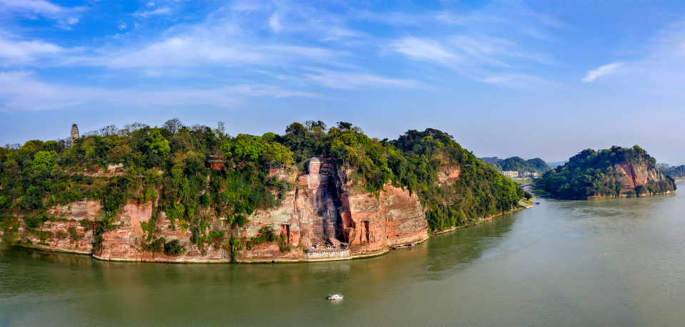海外ユーチューバーが楽山大仏に感嘆!