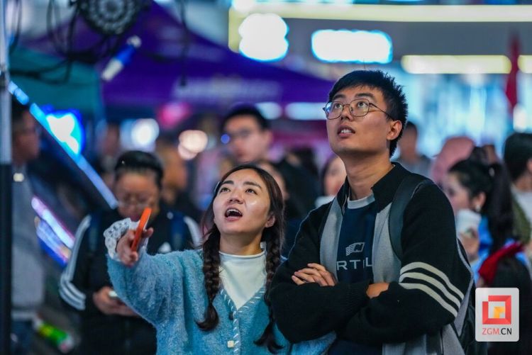 自贡高新区川超第二观赛现场:“逆风翻盘”引百人狂欢,“拐杖哥”举杖助威成焦点