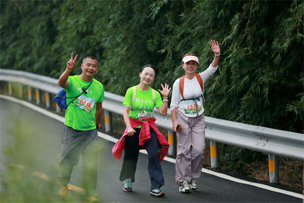 泸州纳溪“花火溪游记”启幕 2000余名参赛者“向溪而行”_fororder_参赛选手们行走在景色迷人的乡村公路上1。廖胜春-摄-(1)