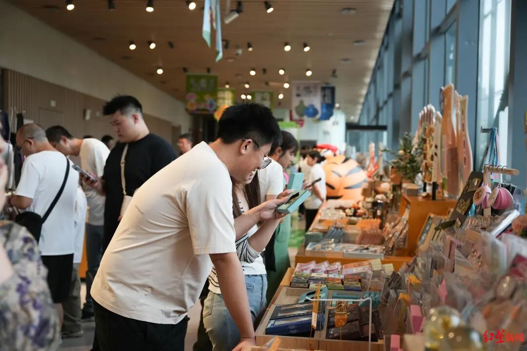 热销!就这样把成都带走