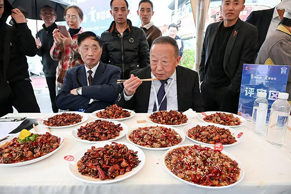 自贡:百名达人同烹冷吃兔 麻辣鲜香飘满盐都街头_fororder_4重庆网红“卤鹅哥”作推荐