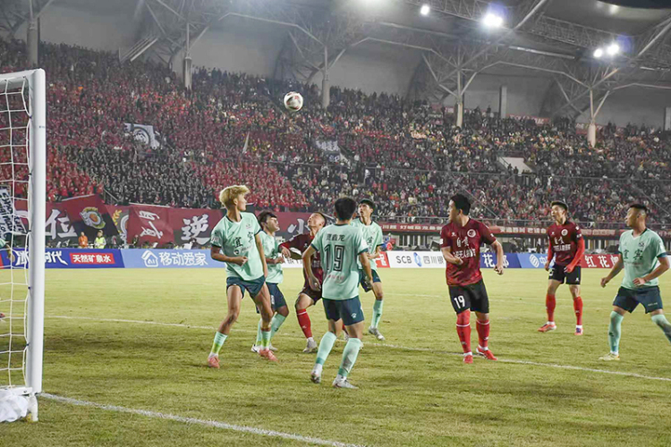 自贡灯城燊龙队登顶川南榜首 4:2战胜宜宾长江首城队_fororder_2比赛现场(摄影-赵丽)