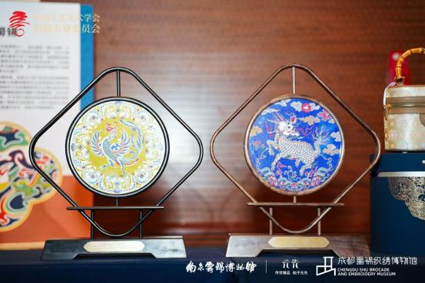 成都青羊:云锦蜀锦首次历史性“握手” 《威凤祥麟》惊艳亮相织锦论坛_fororder_图片-2