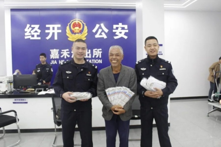 遂宁经开公安:居民耗时近一年制30双鞋垫赠民警 双向奔赴的温暖治愈人心