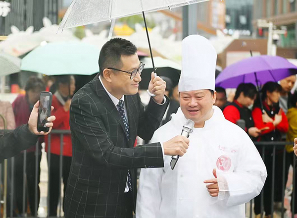 自贡:百名达人同烹冷吃兔 麻辣鲜香飘满盐都街头_fororder_3重庆网红“卤鹅哥”作推荐
