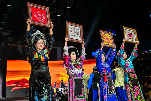 “贡嘎时尚之夜”在甘孜康定情歌广场璀璨上演_fororder_图片-5