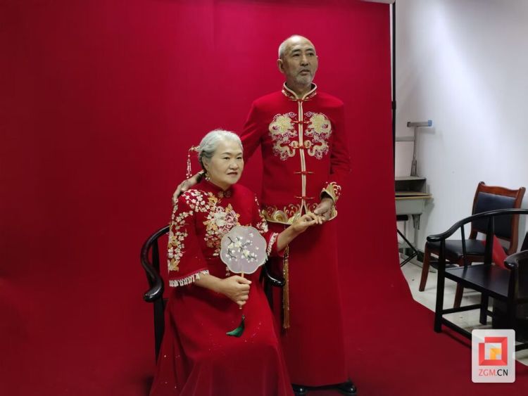 自贡高新区红旗街道景湖社区举办居民公益婚纱照拍摄活动