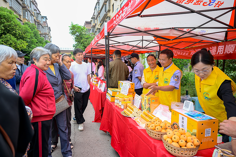 图片默认标题_fororder_5市民购买农产品(摄影-廖志全)