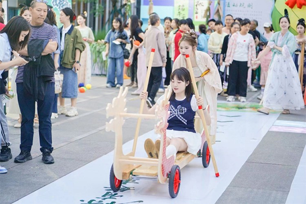 非遗、汉服、旱地龙舟，宜宾端午国风集首日人潮如织_fororder_未标题-2