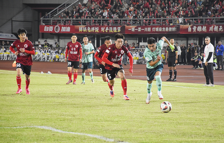 自贡灯城燊龙队登顶川南榜首 4:2战胜宜宾长江首城队_fororder_3比赛现场(摄影-赵丽)