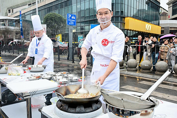 自贡:百名达人同烹冷吃兔 麻辣鲜香飘满盐都街头_fororder_2比赛现场