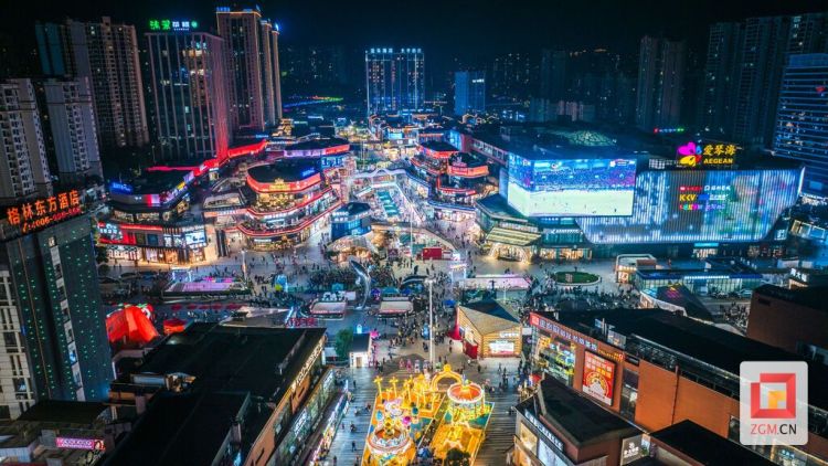 自贡高新区川超第二观赛现场:“逆风翻盘”引百人狂欢,“拐杖哥”举杖助威成焦点