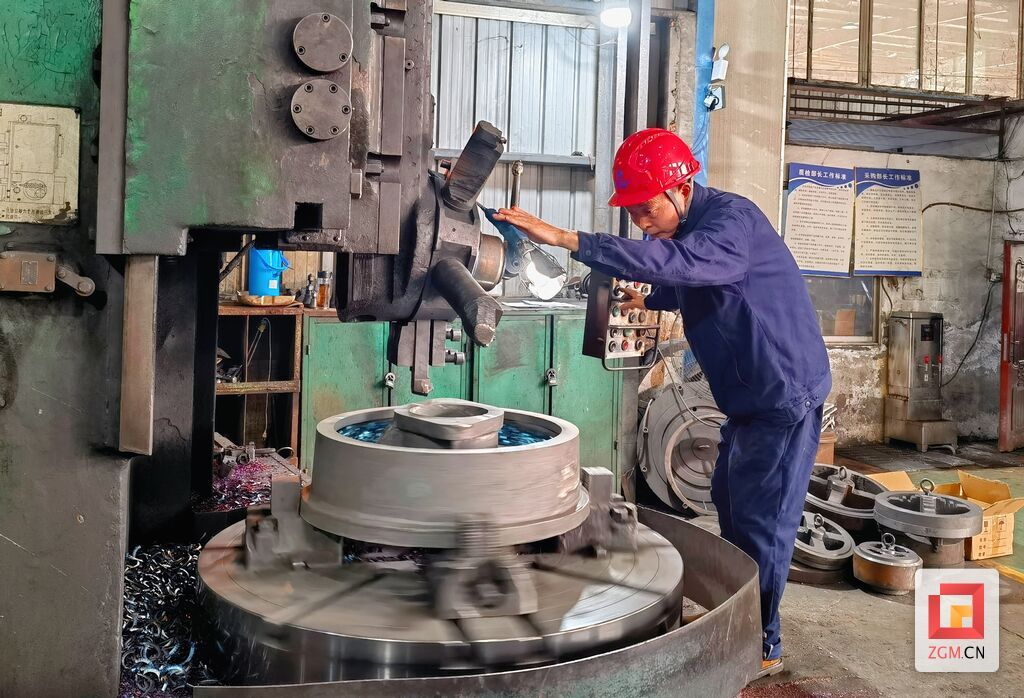 全国劳动模范董胜:精益求精铸匠魂 “铁人”车工水平高