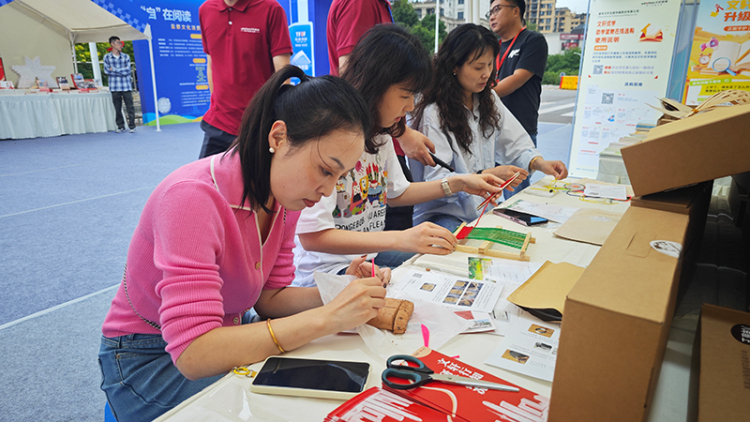 “书香+美食+文旅”多维融合 2025天府书展自贡分展场打造金秋盐都文化盛宴_fororder_市民体验手作现场