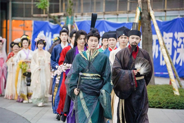 非遗、汉服、旱地龙舟，宜宾端午国风集首日人潮如织_fororder_未标题-1