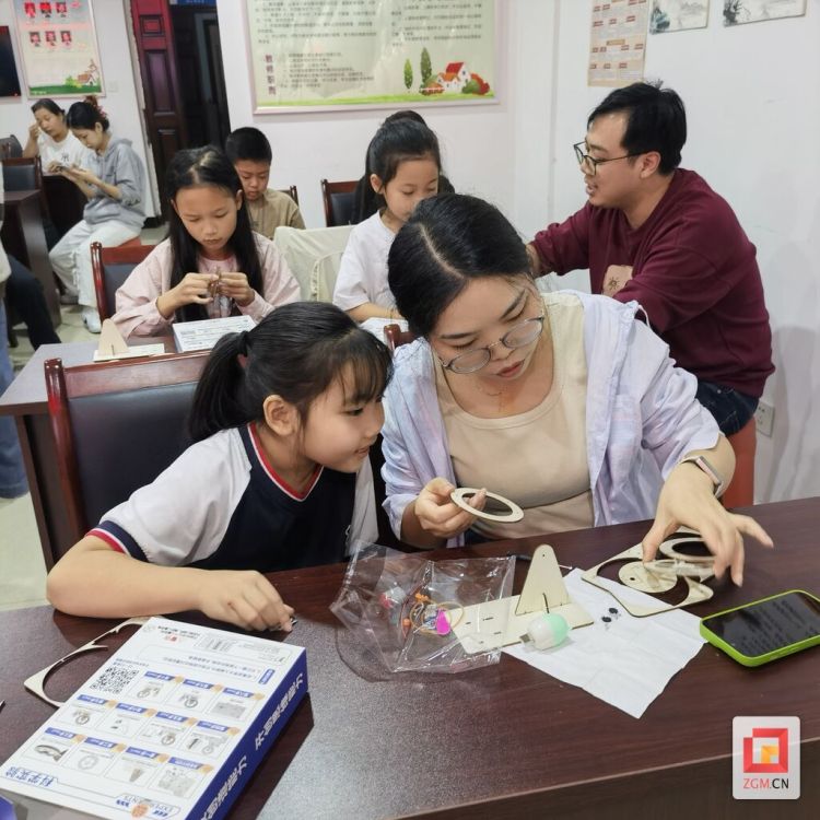 杨公桥社区举办未成年人“手摇发动机DIY”亲子手工活动