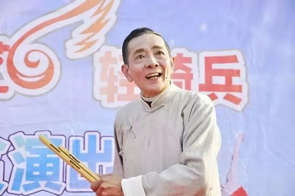 简爱同行 “艺”心相伴 简阳文联以文艺温情相伴银发岁月_fororder_付勇太在社区表演金钱板