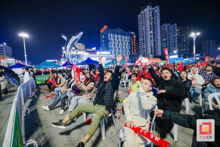 自贡高新区川超第二观赛现场:“逆风翻盘”引百人狂欢,“拐杖哥”举杖助威成焦点