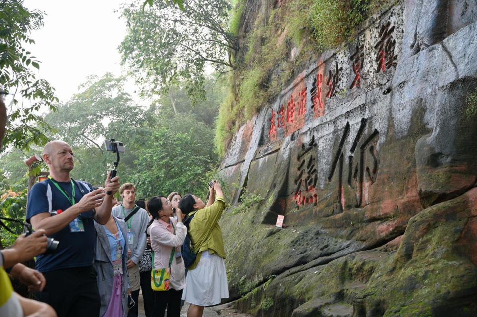海外ユーチューバーが楽山大仏に感嘆!