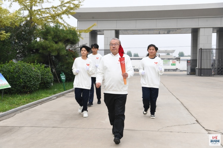 巴中向世界递上“两张名片” 光雾山“红叶火炬”在河北定州传递