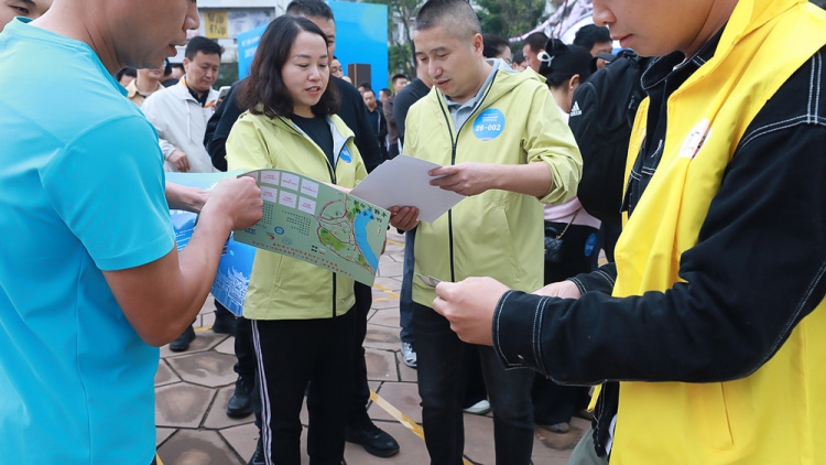 自贡沿滩区:272名选手穿梭千年盐镇 仙市古镇上演速度与智慧较量_fororder_2活动现场