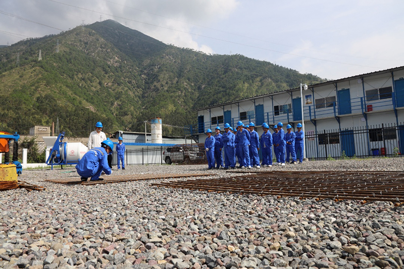 结业即就业 凉山首批电力技能培训学员全部签约上岗_fororder_7月26日,国网四川电力培训老师对学员进行实操培训。(施少府
